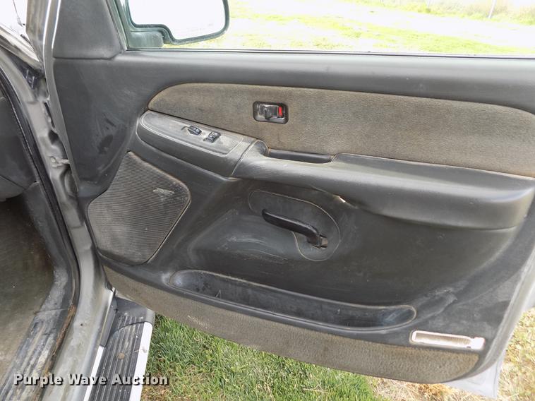 image for item DY9114 2003 Chevrolet Silverado 2500HD LT Crew Cab pickup truck