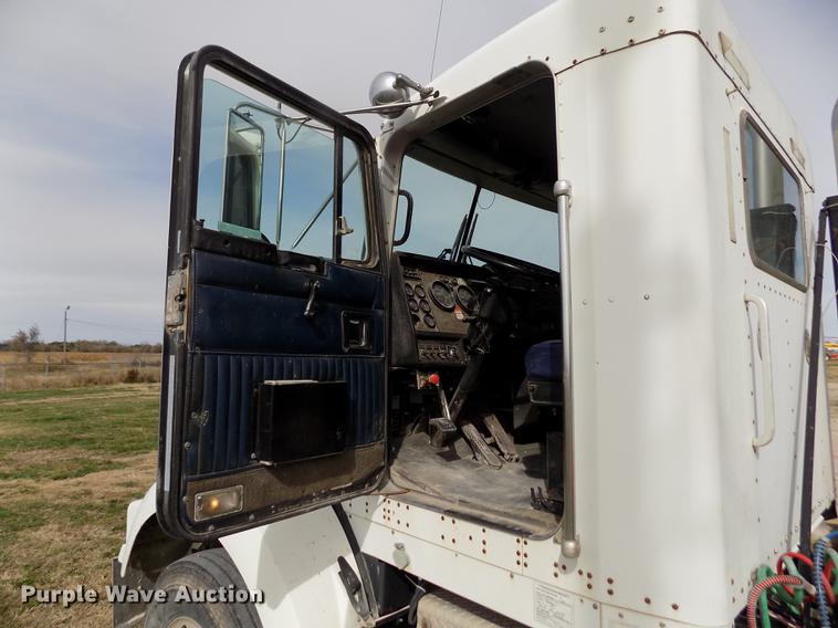 image for item DY9118 1998 Kenworth T800 semi truck