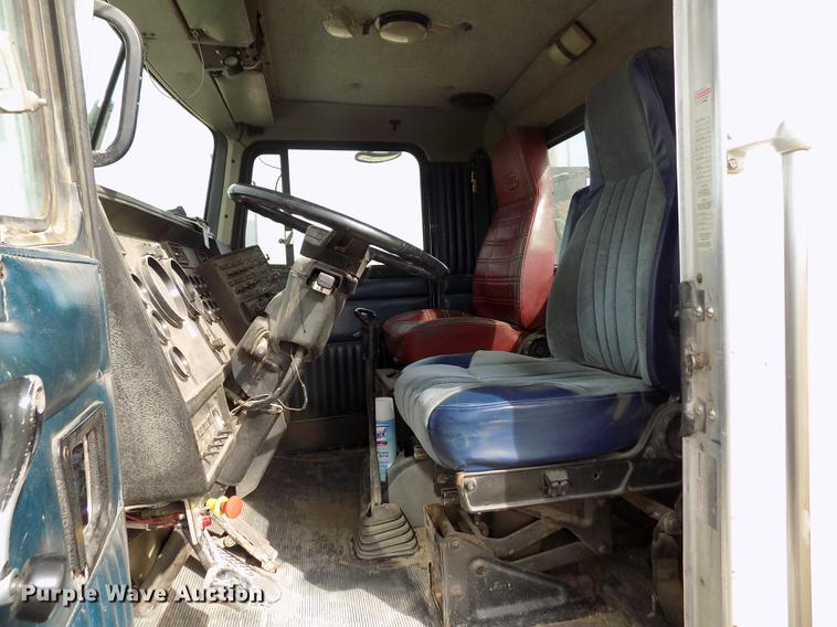 image for item DY9118 1998 Kenworth T800 semi truck