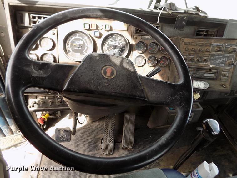image for item DY9118 1998 Kenworth T800 semi truck