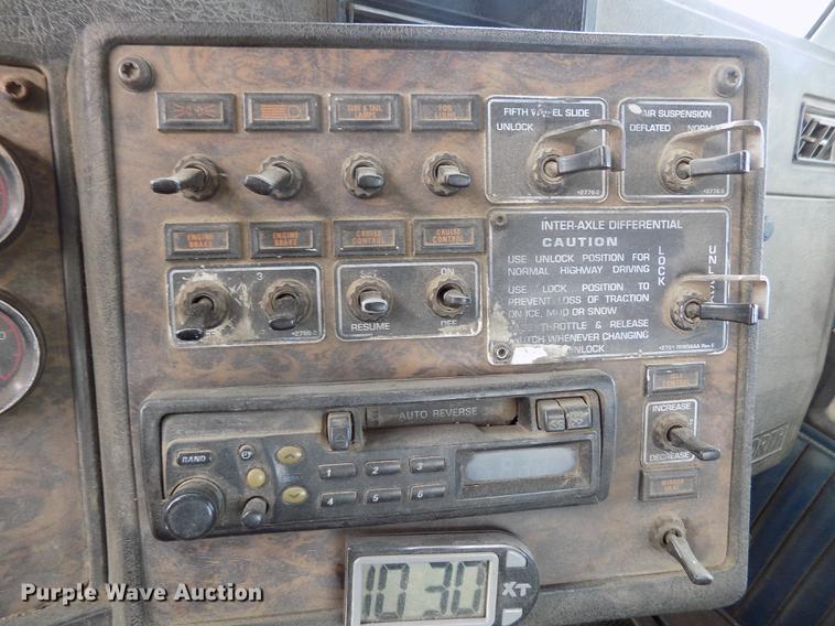 image for item DY9118 1998 Kenworth T800 semi truck