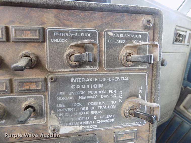 image for item DY9118 1998 Kenworth T800 semi truck