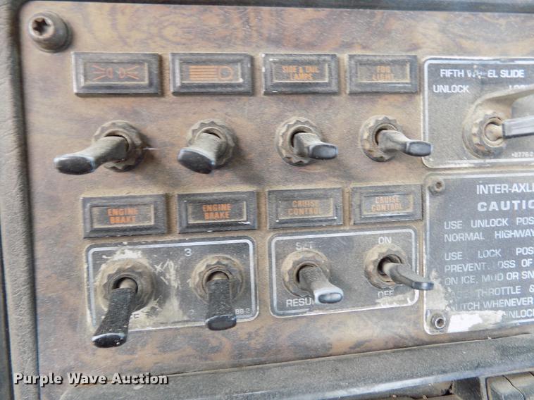 image for item DY9118 1998 Kenworth T800 semi truck