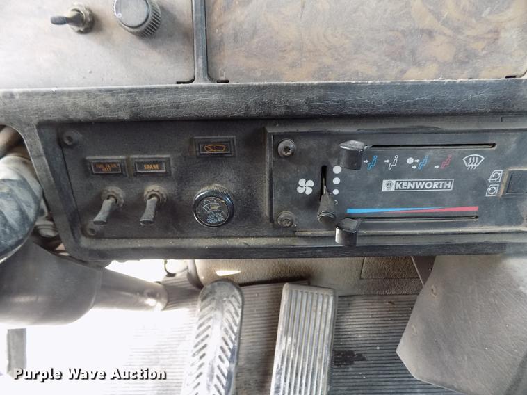 image for item DY9118 1998 Kenworth T800 semi truck