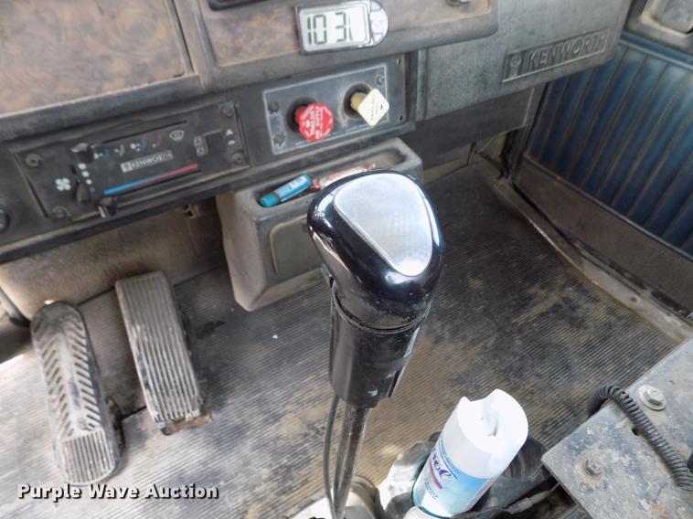 image for item DY9118 1998 Kenworth T800 semi truck