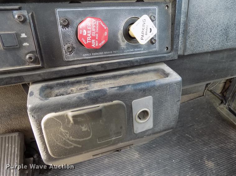 image for item DY9118 1998 Kenworth T800 semi truck