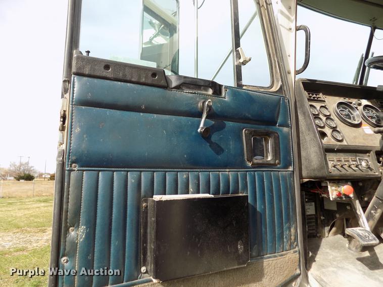 image for item DY9118 1998 Kenworth T800 semi truck