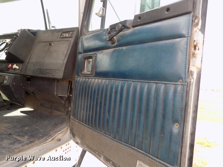 image for item DY9118 1998 Kenworth T800 semi truck