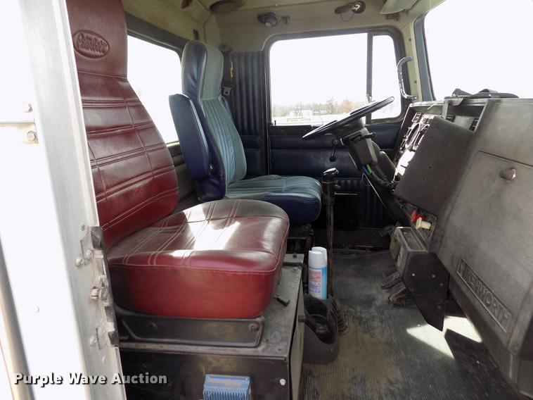 image for item DY9118 1998 Kenworth T800 semi truck