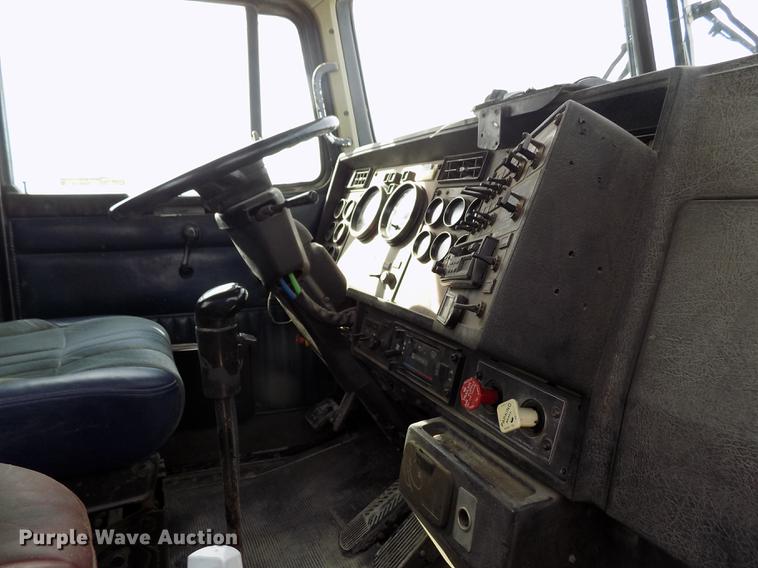 image for item DY9118 1998 Kenworth T800 semi truck