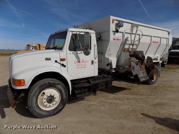 image for item DY9121 1996 International 4900 feed mixer truck