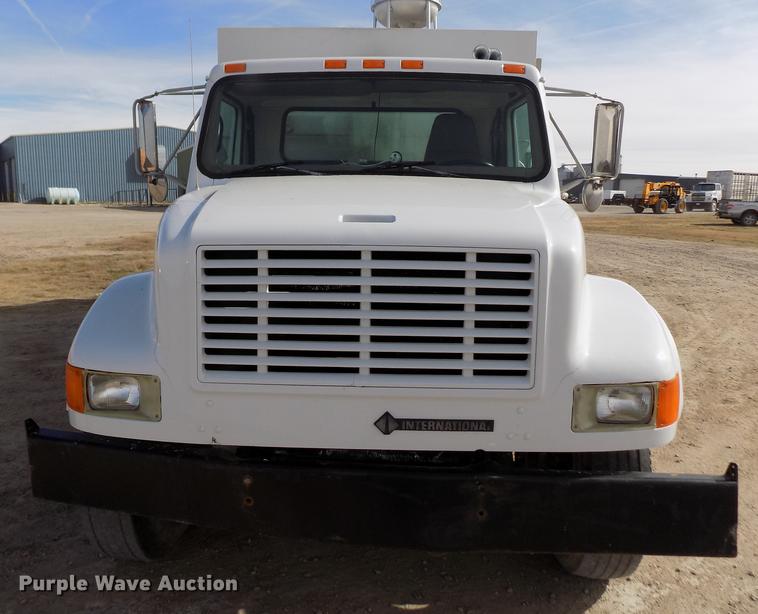 image for item DY9121 1996 International 4900 feed mixer truck