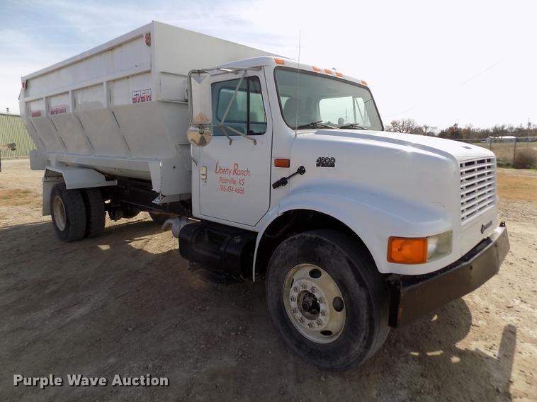 image for item DY9121 1996 International 4900 feed mixer truck