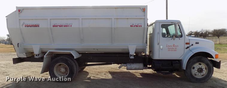 image for item DY9121 1996 International 4900 feed mixer truck