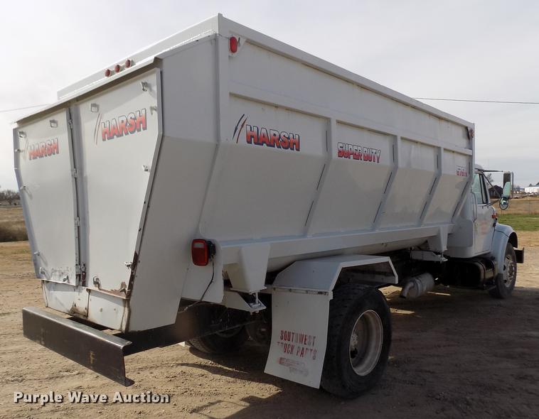 image for item DY9121 1996 International 4900 feed mixer truck