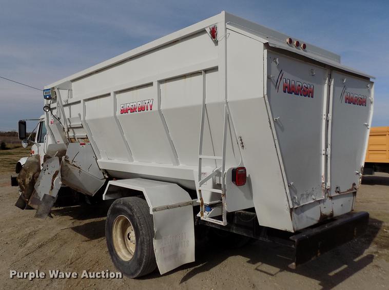 image for item DY9121 1996 International 4900 feed mixer truck