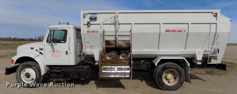 image for item DY9121 1996 International 4900 feed mixer truck