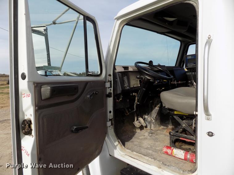 image for item DY9121 1996 International 4900 feed mixer truck