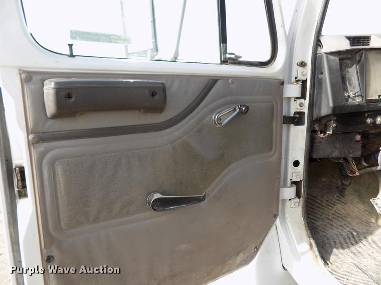 image for item DY9121 1996 International 4900 feed mixer truck