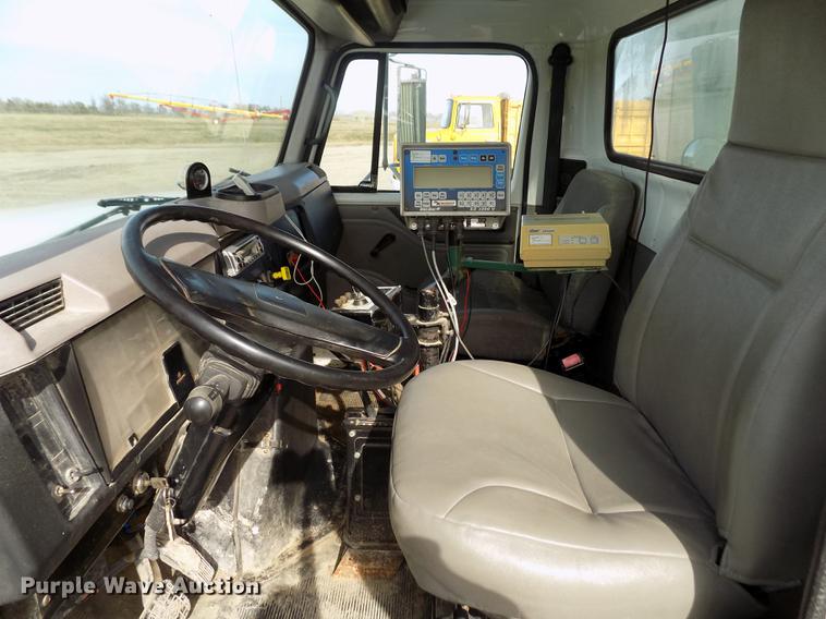 image for item DY9121 1996 International 4900 feed mixer truck