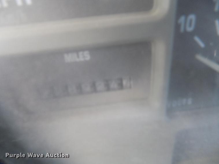 image for item DY9121 1996 International 4900 feed mixer truck