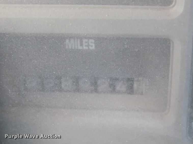 image for item DY9121 1996 International 4900 feed mixer truck