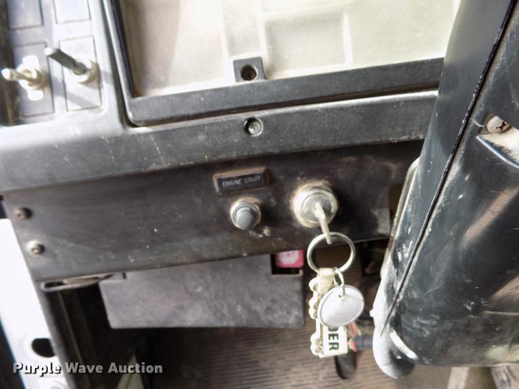 image for item DY9121 1996 International 4900 feed mixer truck