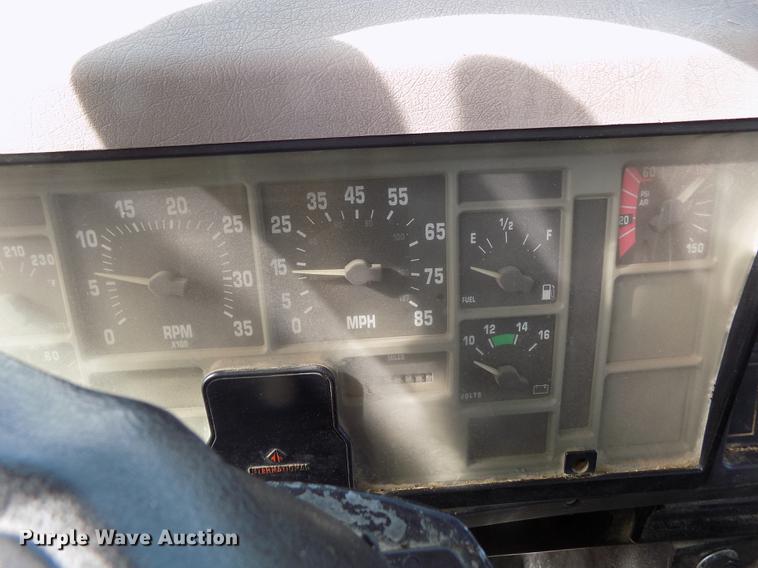 image for item DY9121 1996 International 4900 feed mixer truck