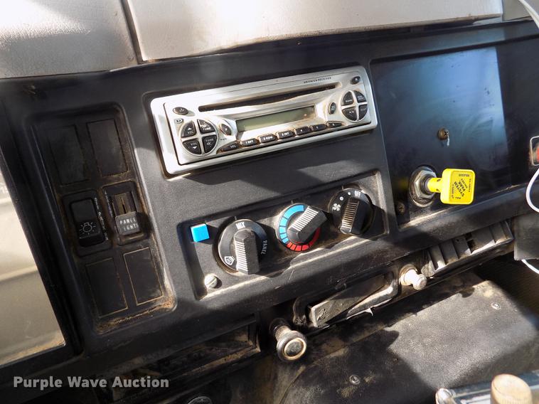 image for item DY9121 1996 International 4900 feed mixer truck