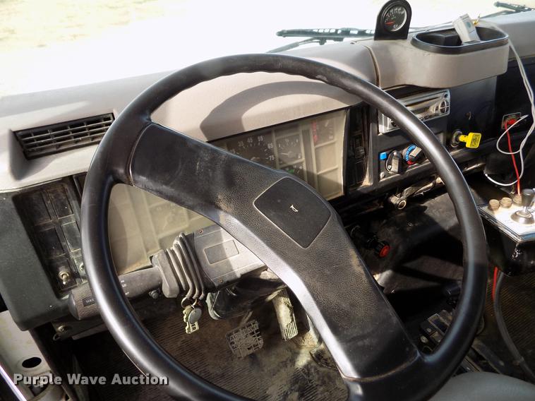 image for item DY9121 1996 International 4900 feed mixer truck