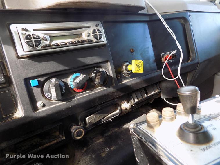 image for item DY9121 1996 International 4900 feed mixer truck