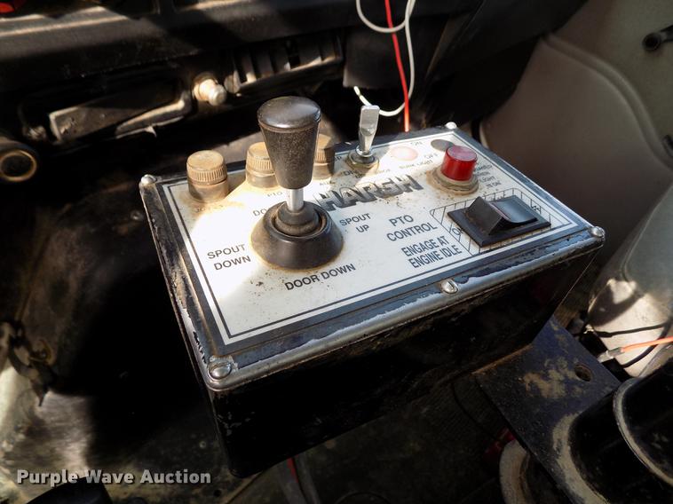 image for item DY9121 1996 International 4900 feed mixer truck