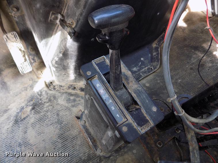 image for item DY9121 1996 International 4900 feed mixer truck