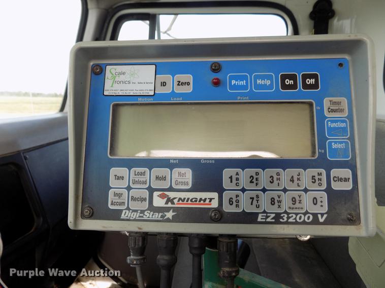 image for item DY9121 1996 International 4900 feed mixer truck