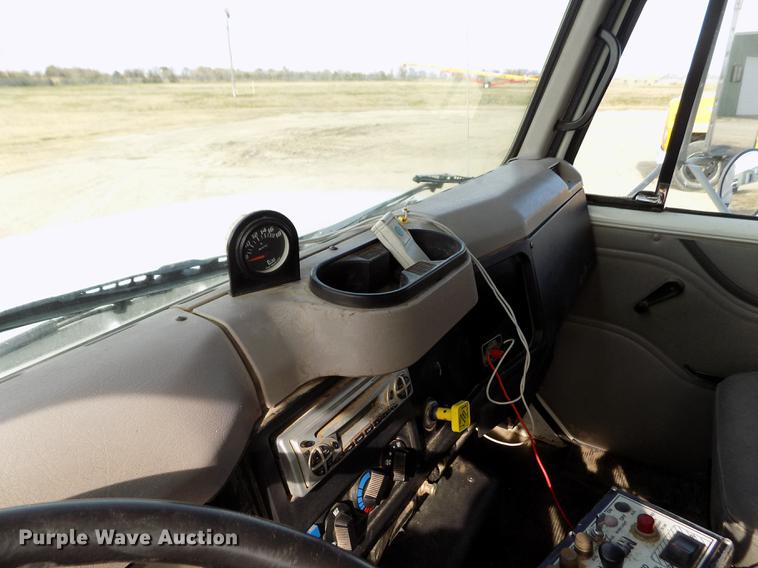 image for item DY9121 1996 International 4900 feed mixer truck