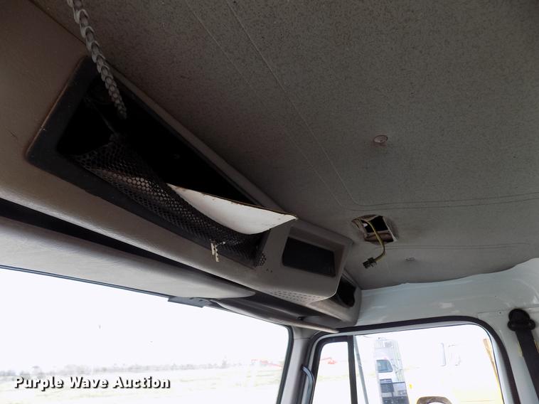 image for item DY9121 1996 International 4900 feed mixer truck