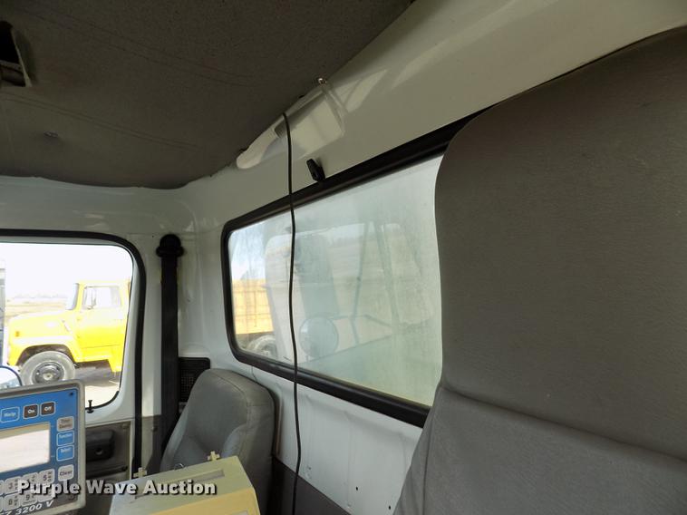 image for item DY9121 1996 International 4900 feed mixer truck