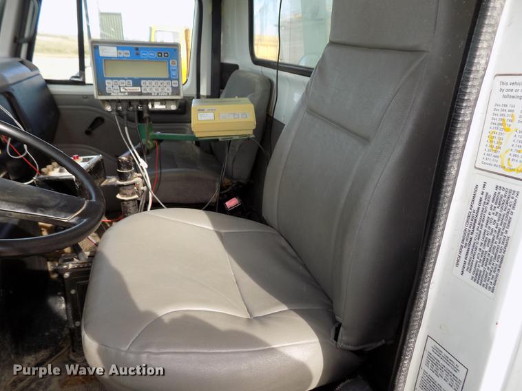 image for item DY9121 1996 International 4900 feed mixer truck