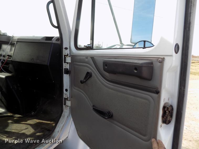 image for item DY9121 1996 International 4900 feed mixer truck