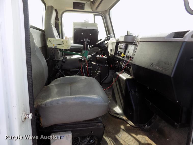 image for item DY9121 1996 International 4900 feed mixer truck