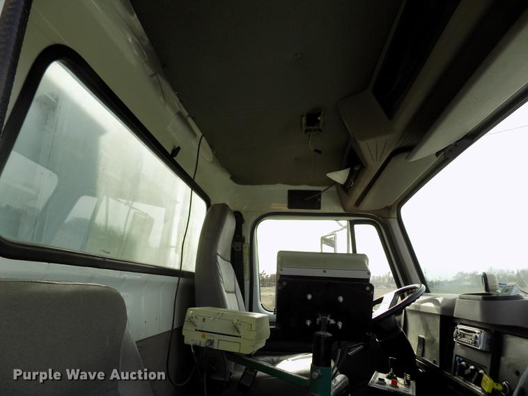 image for item DY9121 1996 International 4900 feed mixer truck