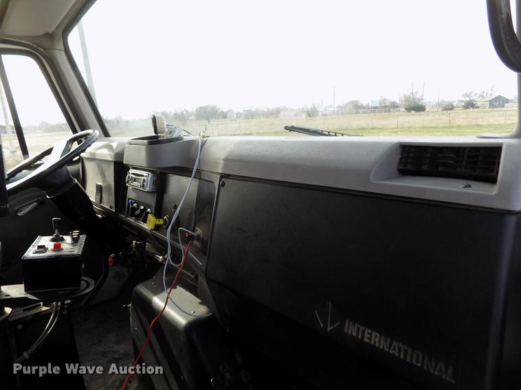 image for item DY9121 1996 International 4900 feed mixer truck