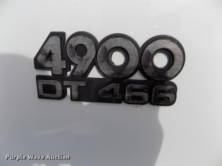 image for item DY9121 1996 International 4900 feed mixer truck