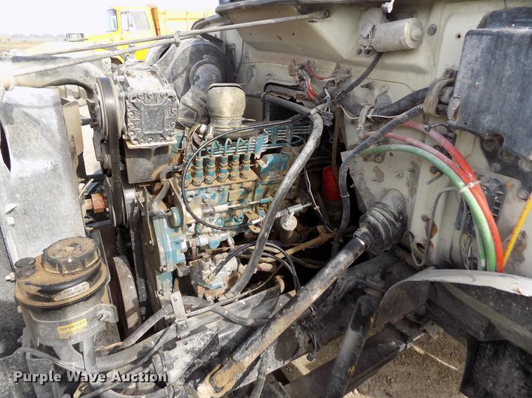 image for item DY9121 1996 International 4900 feed mixer truck