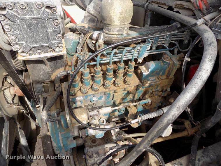 image for item DY9121 1996 International 4900 feed mixer truck