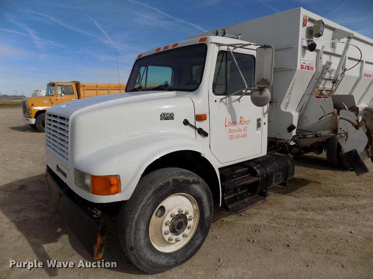 image for item DY9121 1996 International 4900 feed mixer truck