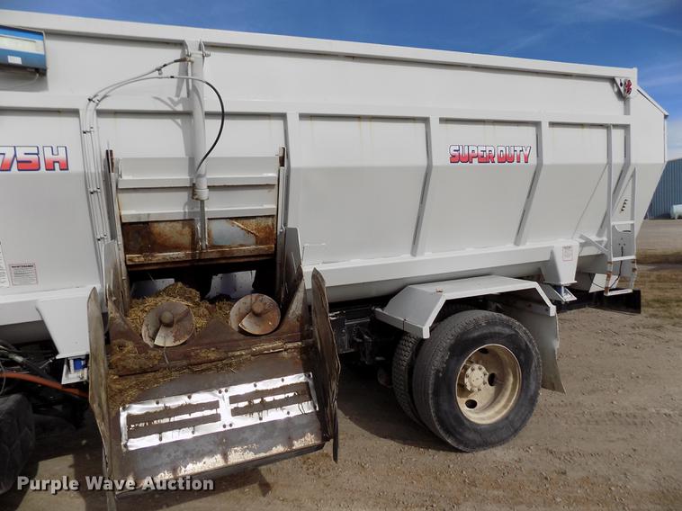 image for item DY9121 1996 International 4900 feed mixer truck