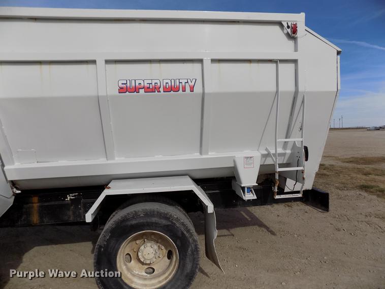 image for item DY9121 1996 International 4900 feed mixer truck