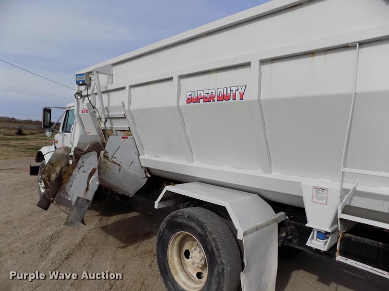 image for item DY9121 1996 International 4900 feed mixer truck