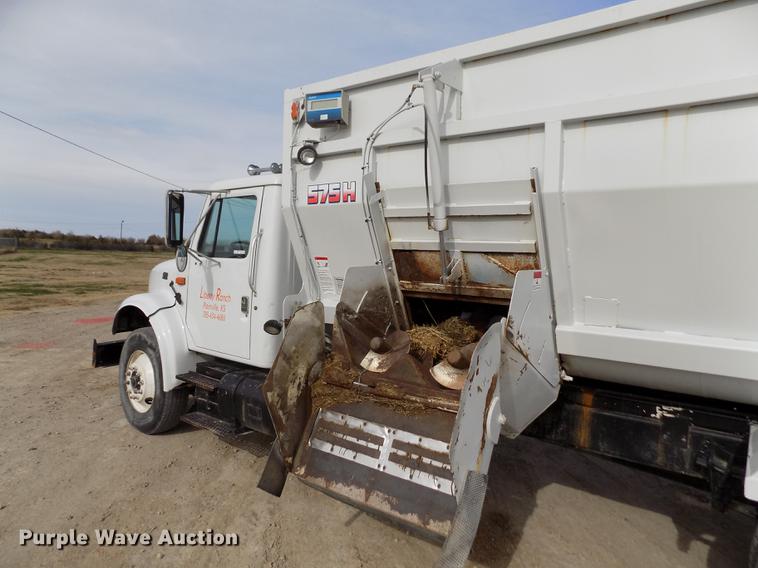 image for item DY9121 1996 International 4900 feed mixer truck